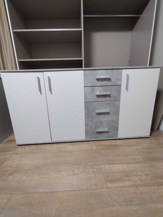 Голям шкаф тип скрин 1.6см на 85см