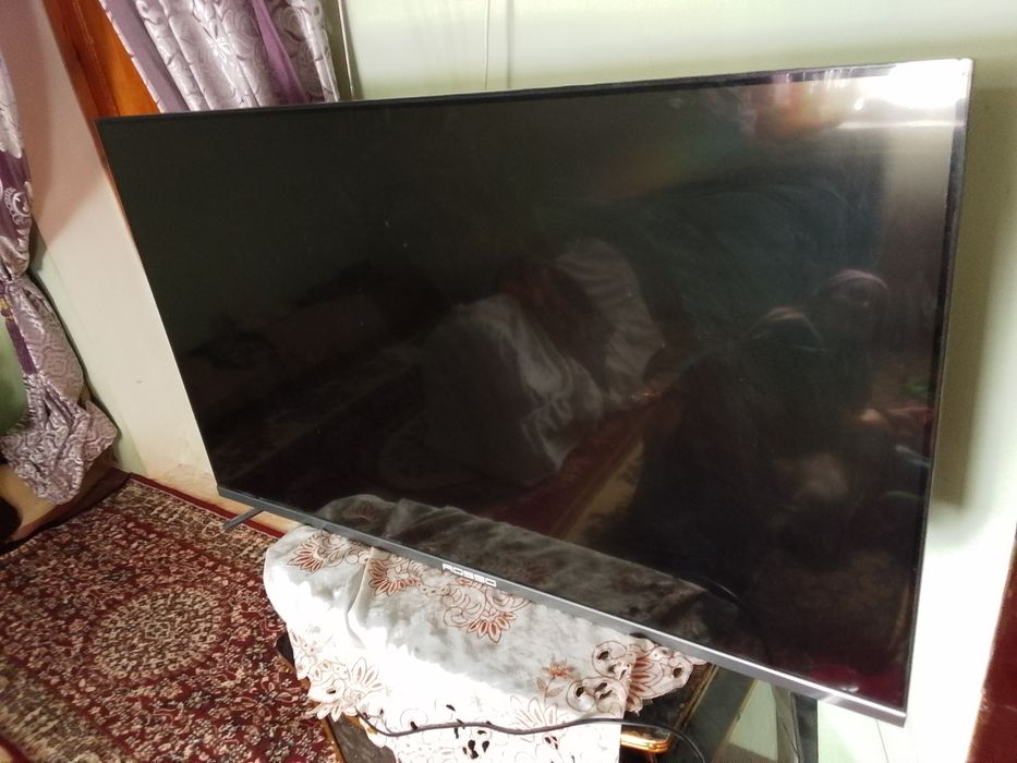 Telvizor sotiladi Rosso 2021 yil 43 talik Ekrani singan