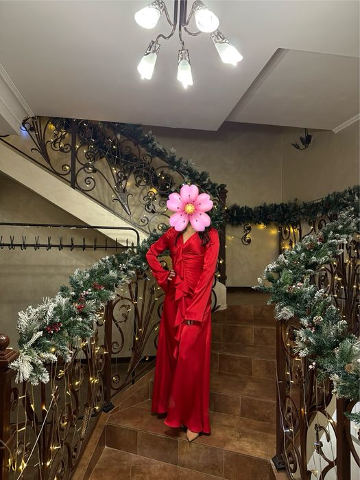 Продаю шелковое платье в пол с воланами