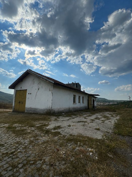 Продава промишлен комплекс от 8дка