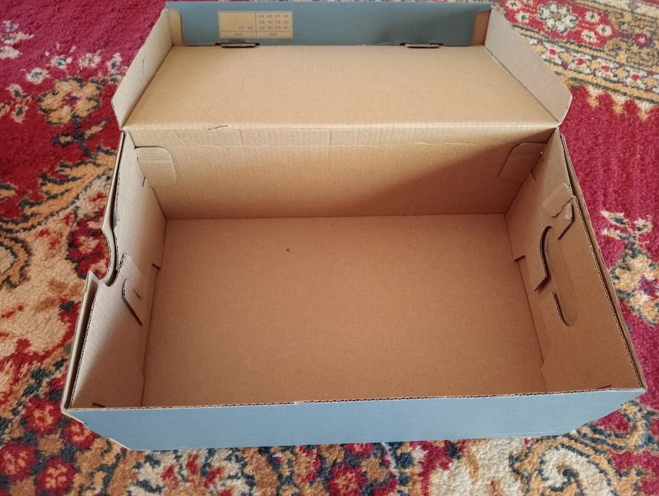 Коробка от компаний New Balance