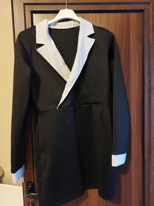 Рокля с дълбоко деколте  в черно и бяло