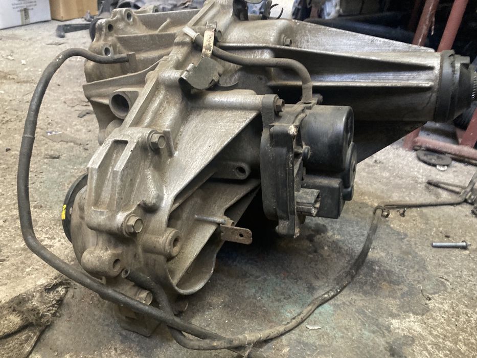 Nissan navara d40 2.5d 2008година avtomat Раздатъчна Кутия