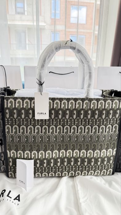 FURLA Opportunity в 5 цвята.Нови,100% оригинал, със сериен номер етикети противопрахова торбичка , подаръчен плик FURLA.Всичко ит до