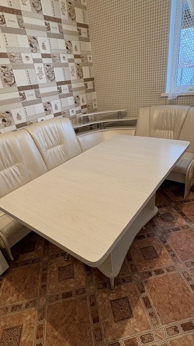 Угловой стол табуретка