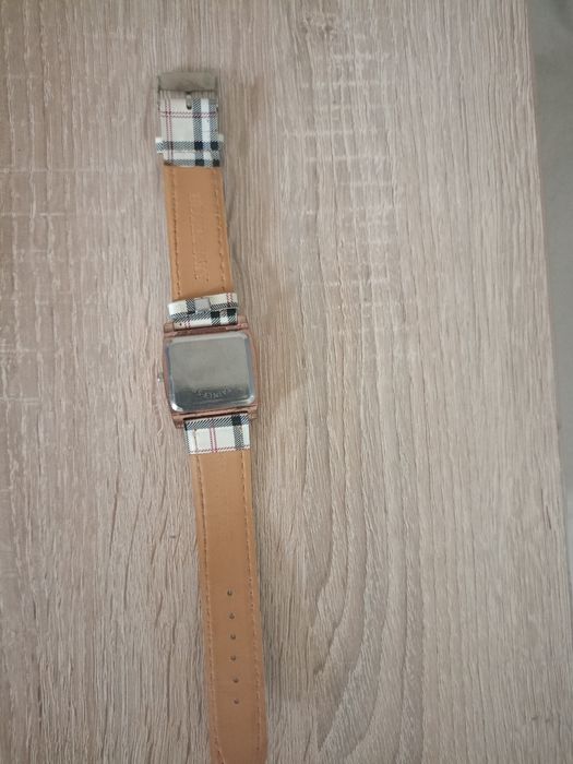 Vând ceas damă, produs nou, produs de calitate.