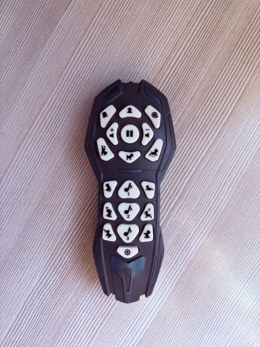 Собака робот на пульте управления