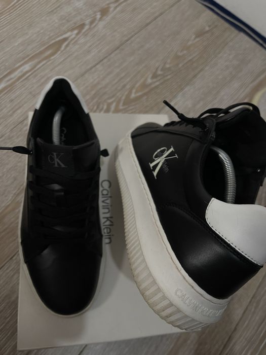 Calvin Klein adidasi originali