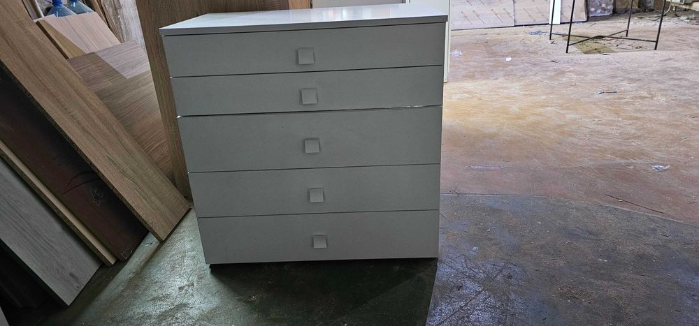 Тоалетка с огледало.