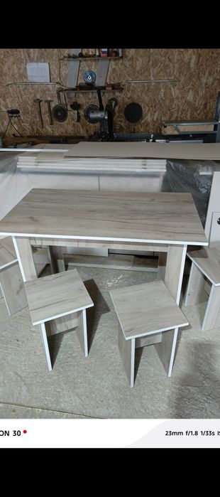 Продам новые стол и табуретки