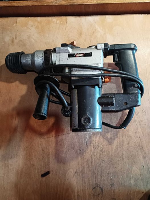 Продавам перфоратор