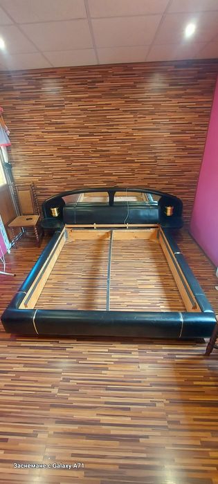 Продавам кожена спалня с матрак