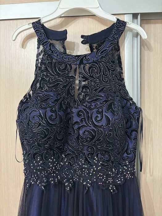 Бална нежна рокля с мъниста