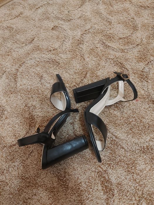 Sandale negre cu toc gros , marime 36