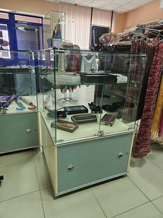 Витрины кубы с тумбой для хранения