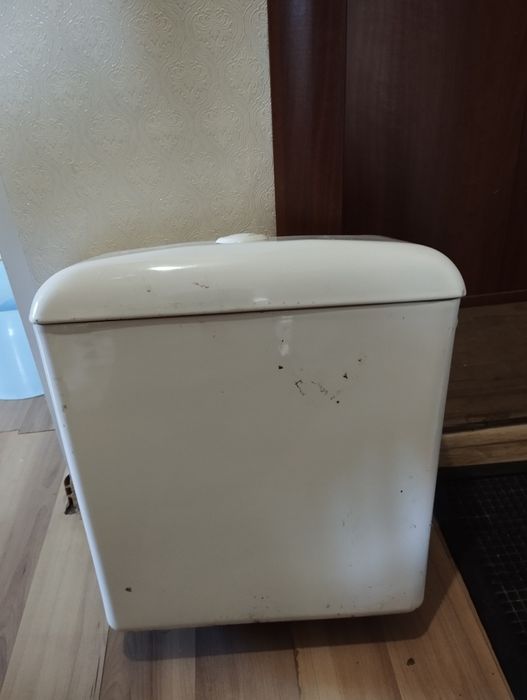 Бачок унитаза. И крышка