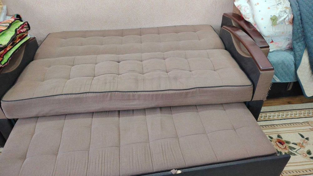продам раскладной диван-кровать с 2 креслами