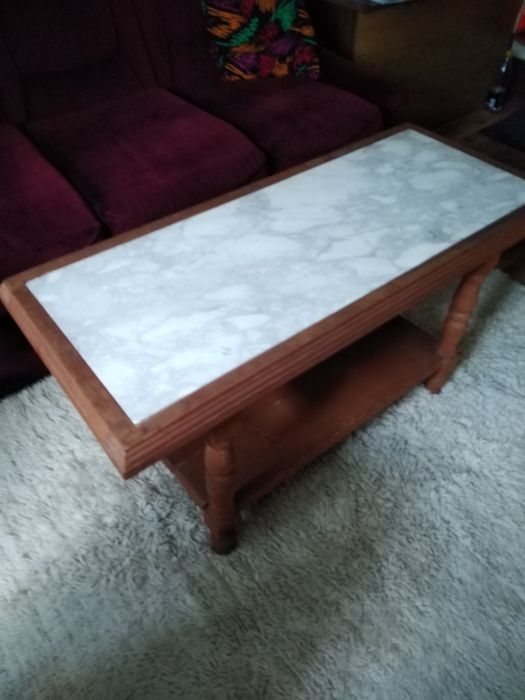 Холна маса с мраморен плот