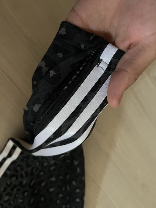 Vand pantaloni adidias