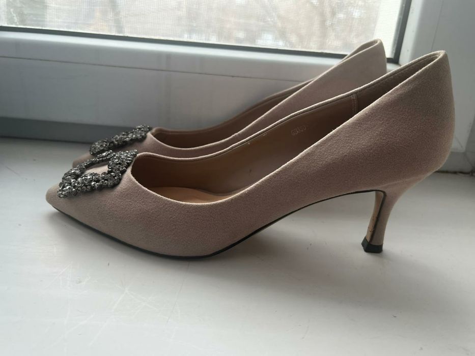 Срочно продам очень красивые туфли новые