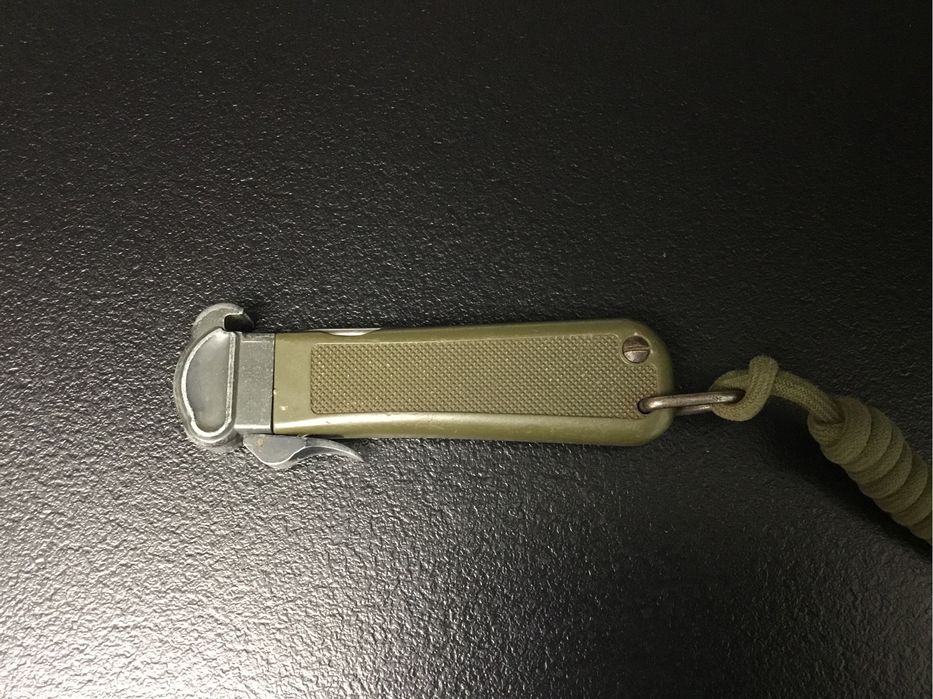 Cuțit gravitațional militar