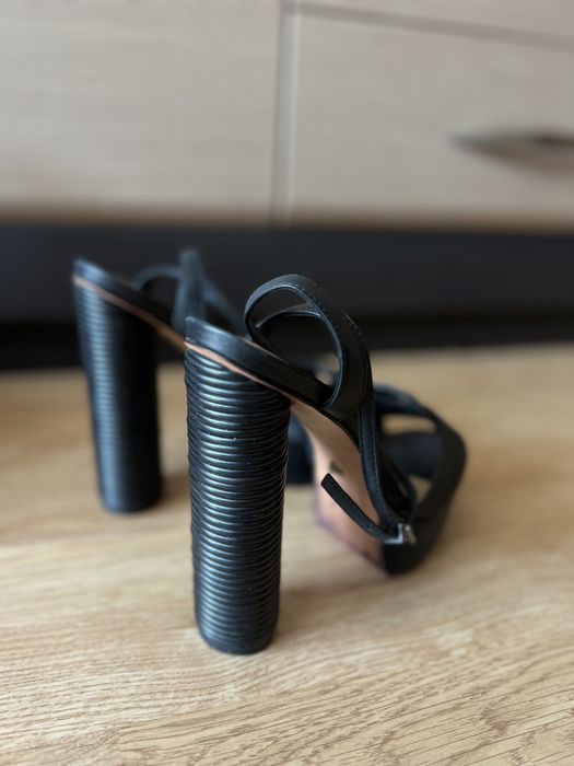 Обувки на ток Guess