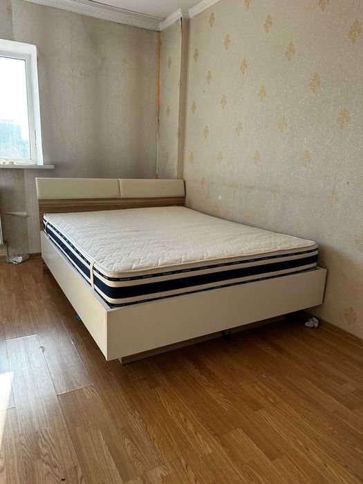 кровать двухспальная с матрасом