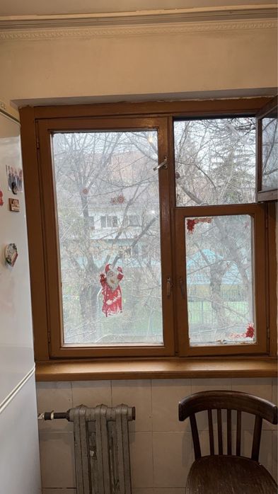 Продаю деревянное кухонное окно
