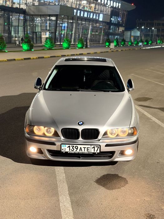 Машина БМВ седан