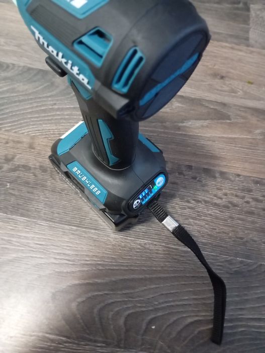 Autofiletanta cu impact Makita DTD173 cu baterie de 6a NOU