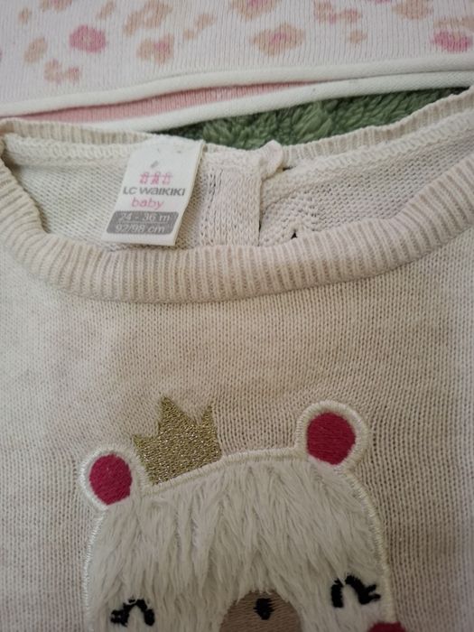 Продаются кофточки и 2 шапочки