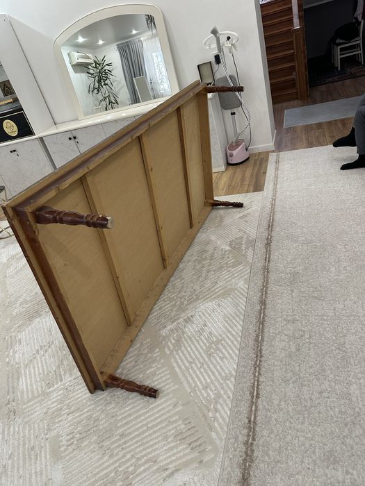 Стол напольный для гостей для дома