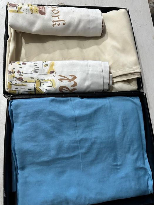 Постель с подушками и одеялом