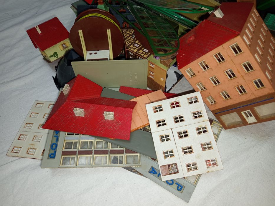 Set 2 căsuțe machete HO incomplete trenulețe diorama