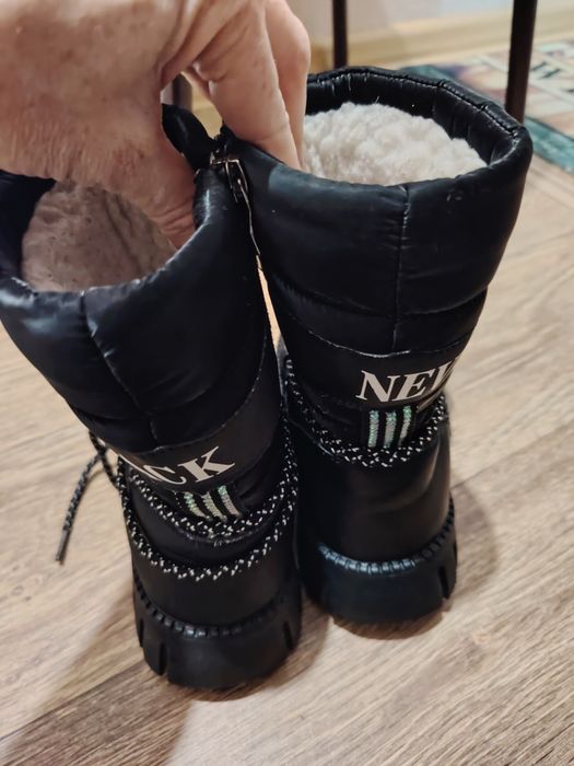 Продам зимние ботинки для девочки.