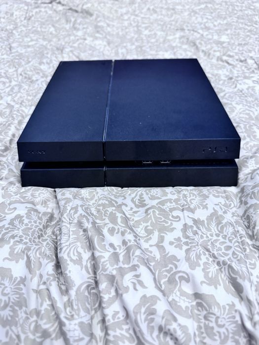 продается прошитая пс4 с двумя геймпадами и диском  1 ТБ