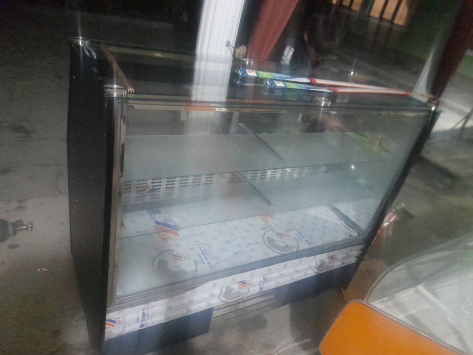 to'rt va shirinlikllar uchun xoladelnik (muzlatgich)