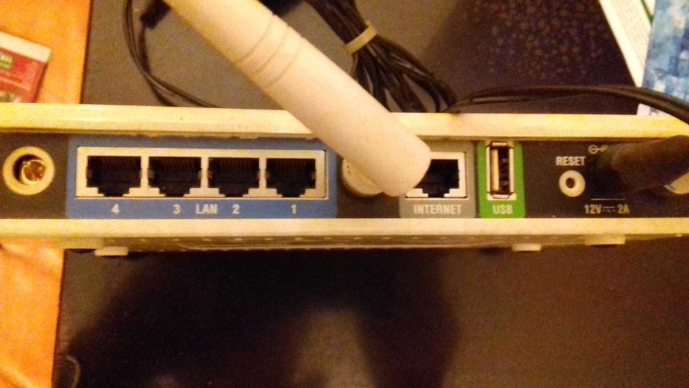 Router D-Link DIR-855 , ASUS DSL-N55U ,  CISCO EA4500