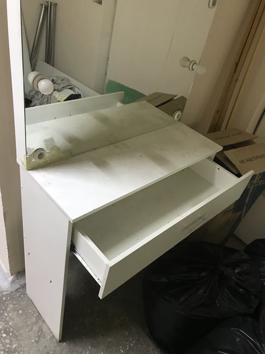 Визажный стол и зеркало