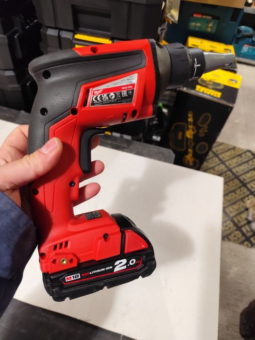 Акумулаторен безчетков винтоверт за гипсокартон Милуоки Milwaukee + 2A