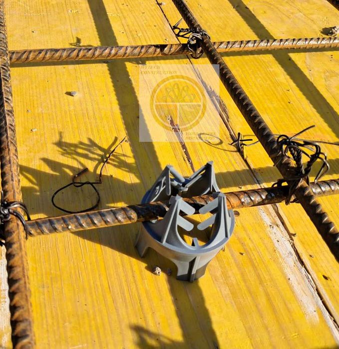 Distantier placa cu 4 picioare