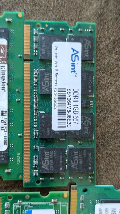Plăcuțe RAM laptop DDR2 de 1 gb