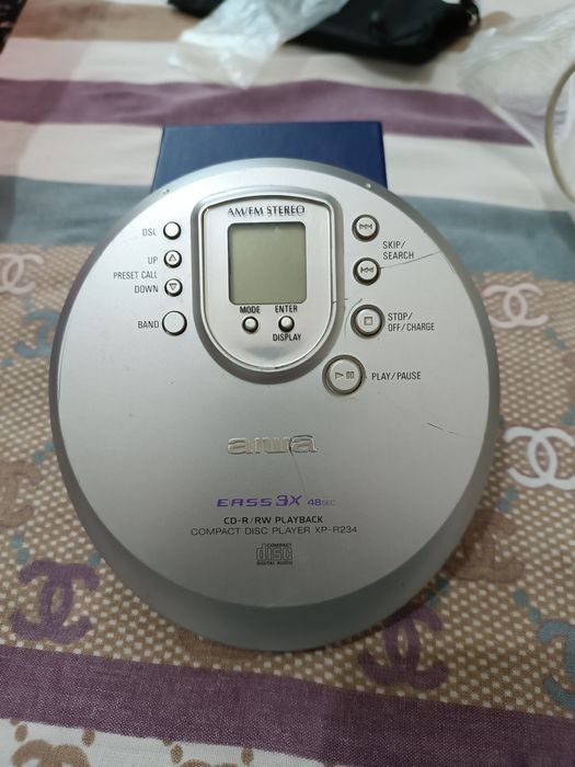 Compact disc player sotiladi. Hamma joyi ishlaydi