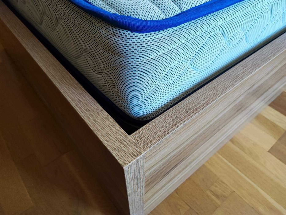 Продавам две единични легла с ракли и матраци, изработени по поръчка.