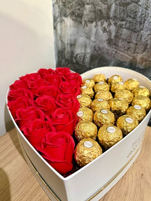 Подаръчна кутия сърце с Ferrero Rocher и декоративни рози