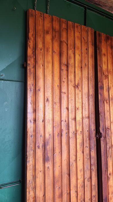 Продавам двукрила плътна врата от винкел, ламарина и чамова ламперия