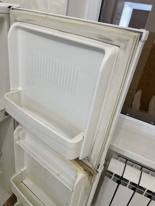 Холодильник LG продам среднего размера