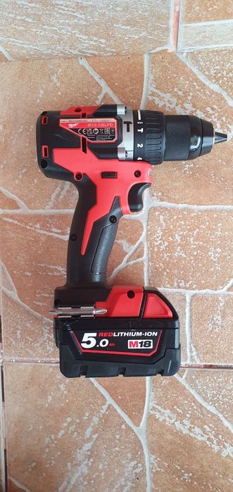 Masina de găurit si înșurubat cu percuție Milwaukee