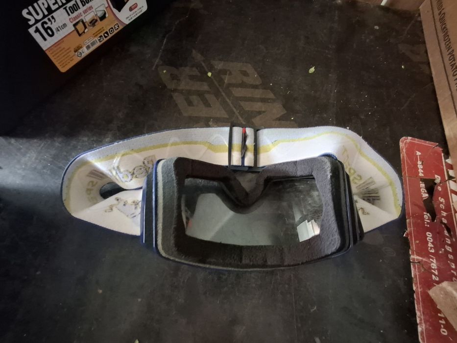 Продавам маска за колело redbull spect