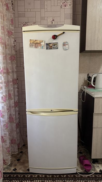 Продам холодильник в карабулаке
